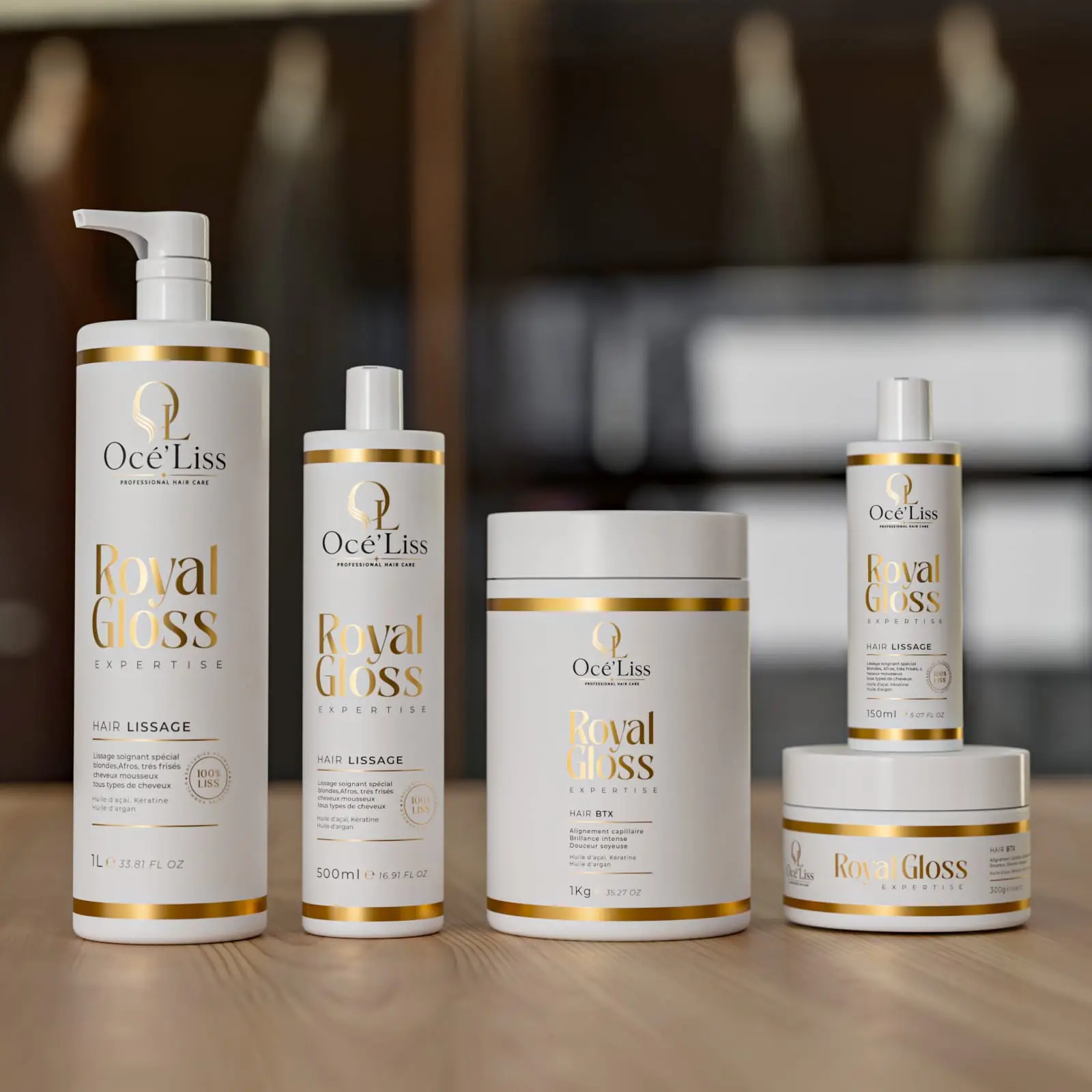 Gamme de produits Océ’liss Gamme de produits Océ’liss présentée ensemble : flacons de lissage et pots de soin aux formats 1 litre, 500 ml, 1 kg et 150 ml.
