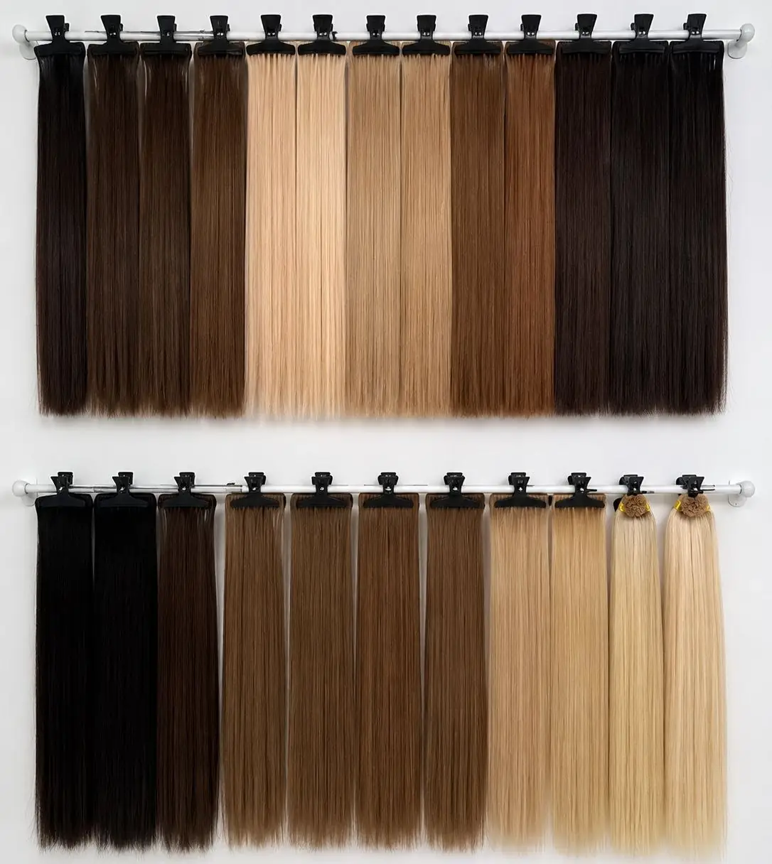t009-3-formation-extensions Présentoir de mèches d’extensions de cheveux dans plusieurs teintes.